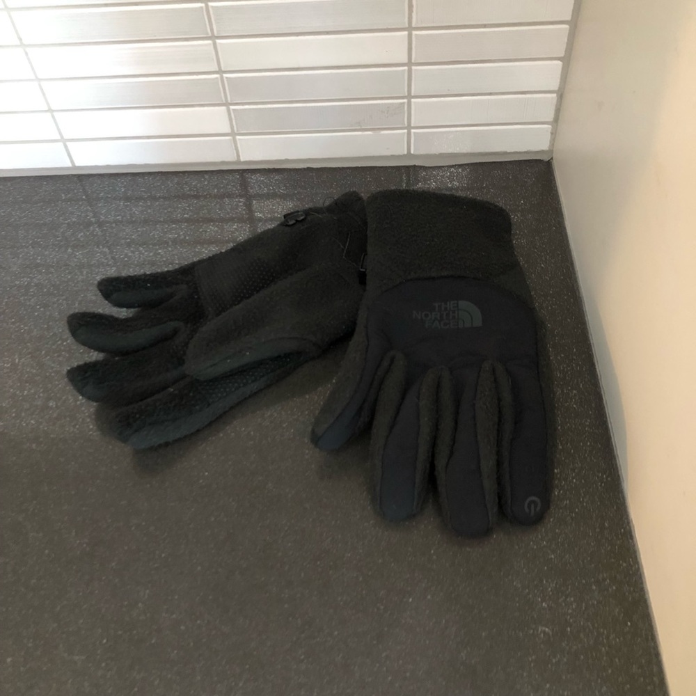 The North Face kids fleece black gloves